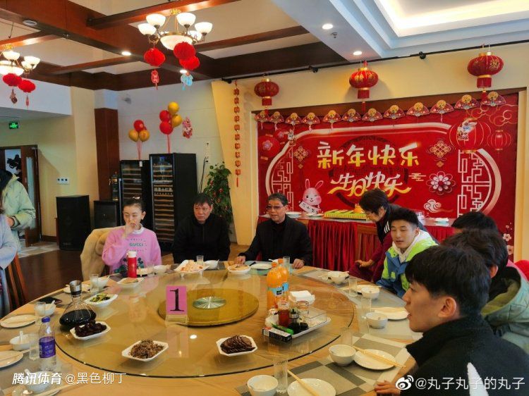 本年的萨拉·西登斯奖得主是年青的伊芙·哈灵顿（安妮·巴克斯特 饰）。但是在客岁十月，伊芙还只是一个持续数周默默谛视名角玛戈·钱宁（贝蒂·戴维斯 饰）的戏迷。被玛戈的伴侣凯伦·理查兹（塞莱斯特·霍姆 饰）带到玛戈眼前后，伊芙讲述的履历感动了世人。玛戈收容了无依无靠的伊芙，伊芙也不遗余力地打理玛戈的糊口和工作，可是玛戈的侍伴伯迪·库南（塞尔玛·里特 饰）不喜好研究玛戈的伊芙。酷爱表演的伊芙固然不知足于做玛戈的助理，那末伊芙是如何取得表演机遇的？